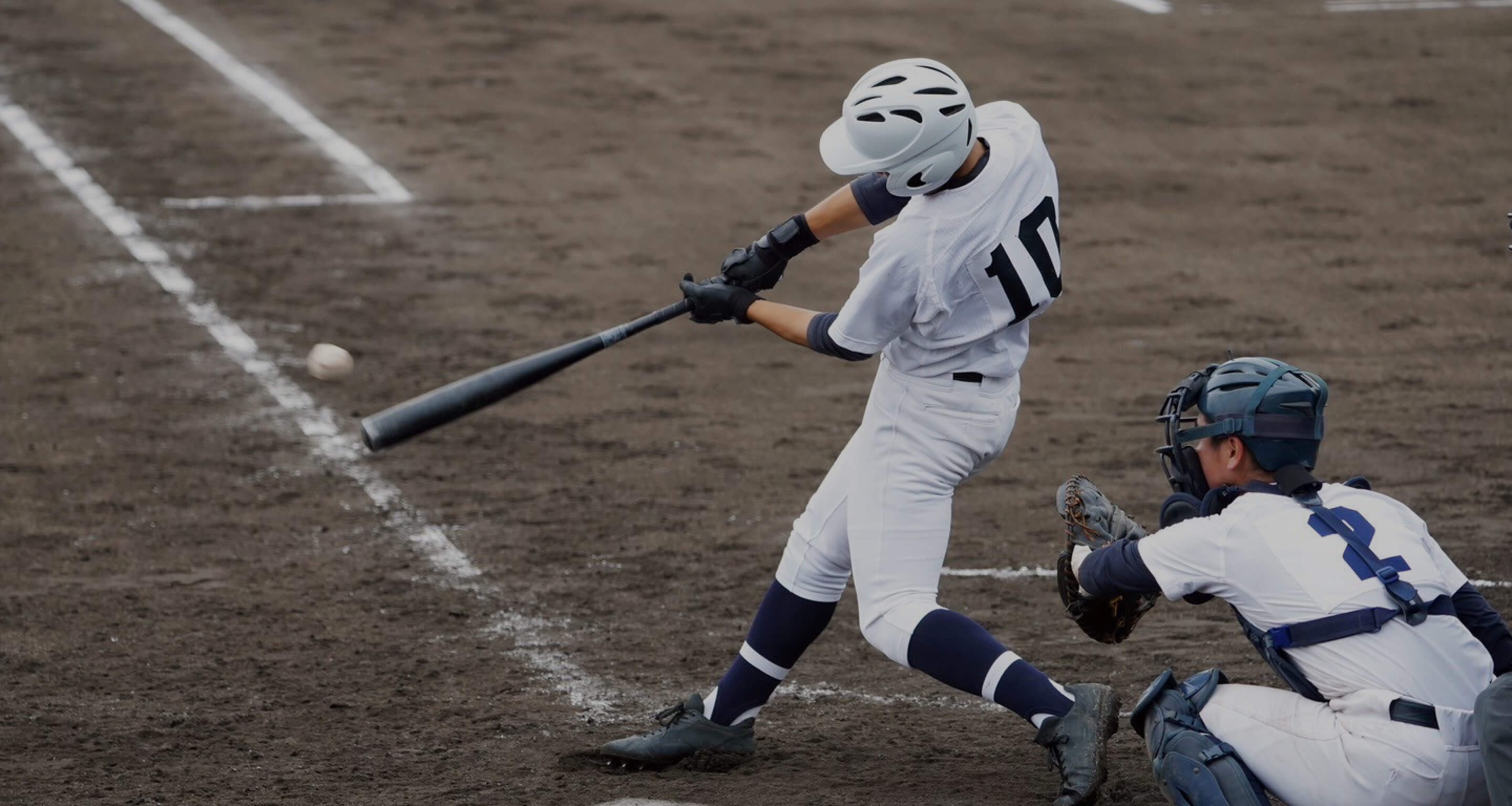 男子高生が野球をしている様子の画像